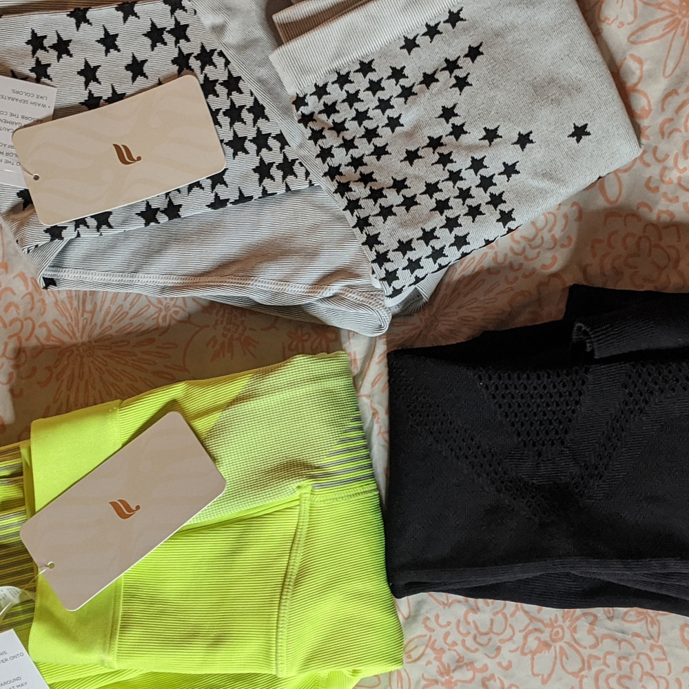 3 high wasted seamless leggings and 1crop top